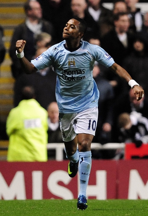 狼队主帅：三个丢球如孩童游戏般白送曼联（狼队主帅：三粒失球像儿戏，等于把胜利送给曼联）