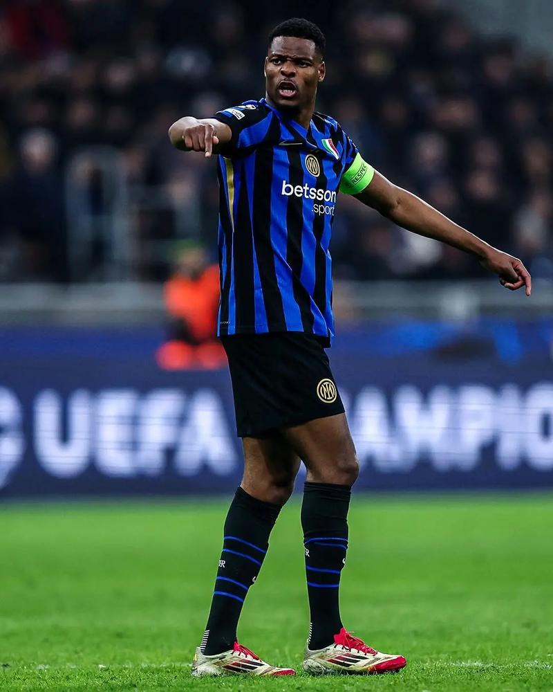 2025赛季中超最佳阵容：法比奥、瓦科领衔，蒋圣龙、朱辰杰入选（中超2025赛季最佳阵容出炉：法比奥、瓦科领衔，蒋圣龙与朱辰杰上榜）