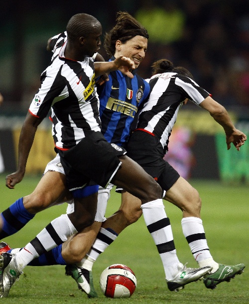 挪超争冠关键战博德闪耀vs奥斯陆，因停电被迫用场边镜头转播（挪超夺冠焦点战博德／格林特对阵奥斯陆，停电影响转播改用场边机位）