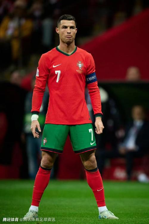 talkSPORT：多家沙特俱乐部有意萨拉赫，每赛季收入可达1.75亿镑（据talkSPORT报道，多家沙特豪门有意引进萨拉赫，其年收入或高达1.75亿英镑）