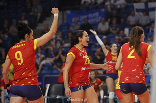 莱斯特城球迷赴意大利观战瓦尔迪比赛并合影（莱斯特城球迷远赴意大利观赛瓦尔迪并合影留念）