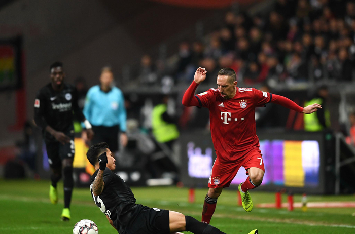 巴萨梅西进球助球队领先塞维利亚（梅西建功，巴萨领先塞维利亚）