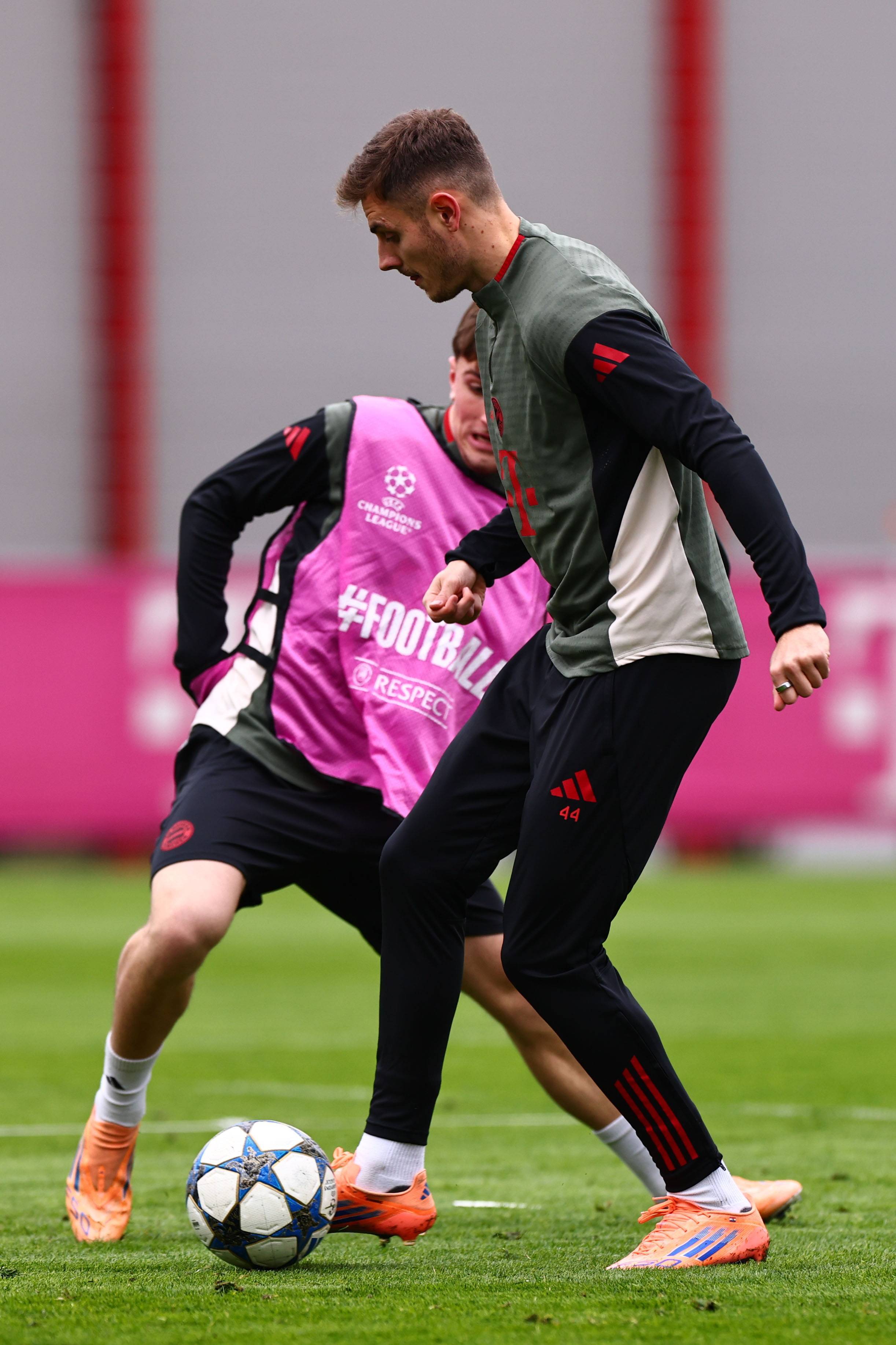 追梦将比肩库里，成为唯二代表勇士出战900场常规赛的球员（追梦将与库里并肩，成勇士队史仅两位常规赛出战900场的球员）