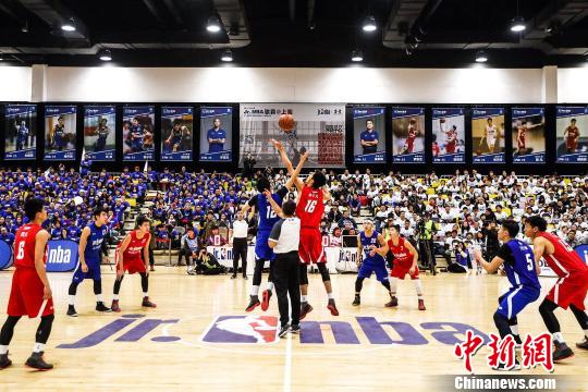 欧冠决赛用球谍照：包含白+深紫，灵感来自举办城市布达佩斯（欧冠决赛用球曝光：白+深紫配色，设计灵感源自主办城市布达佩斯）