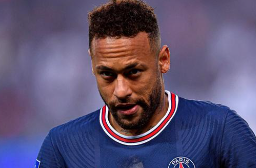 足球巴萨后防大将伤缺四周，主帅表情凝重（巴萨后防主力伤停四周，主帅神情凝重）